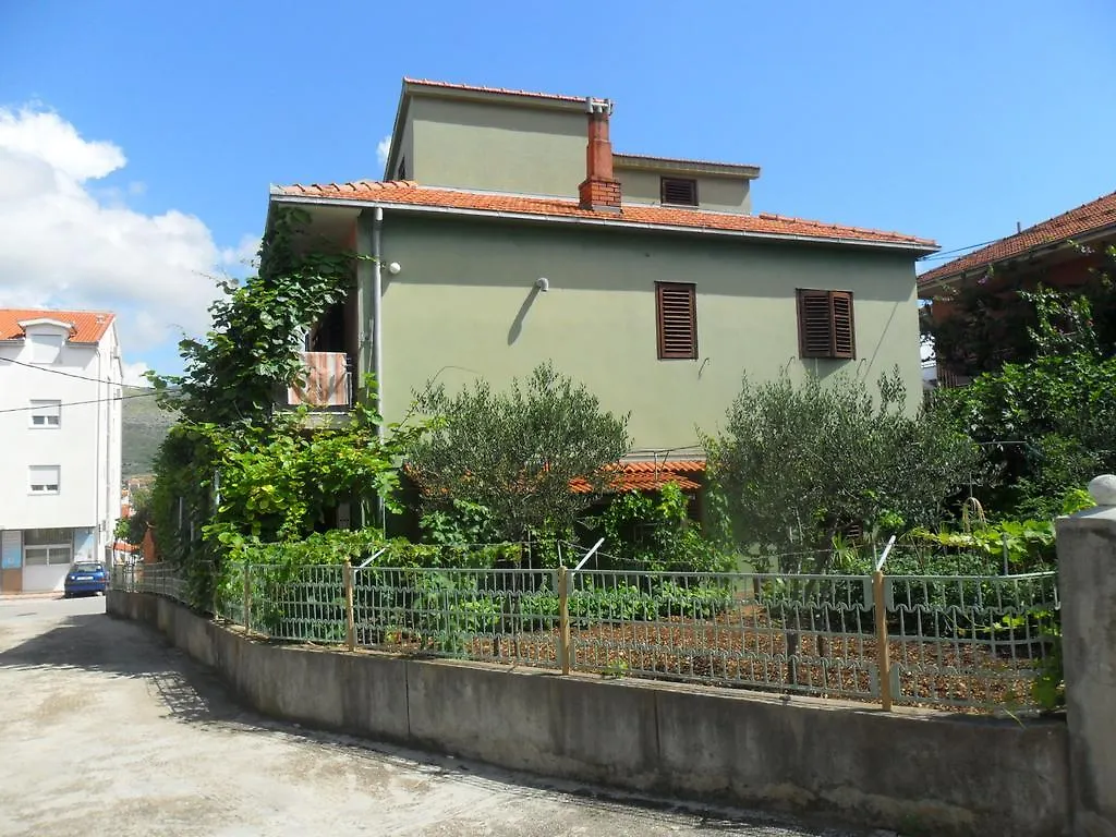 טרוגיר Apartmani Yucca בית הארחה
